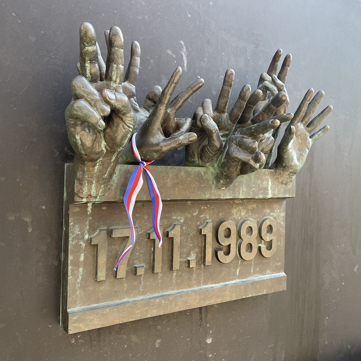  – Gedenktafel, die auf der Nationalstraße in Prag an die Ereignisse am 17. November 1989 erinnert. 