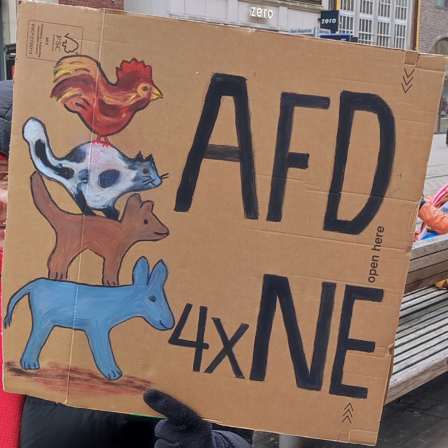 Ein Demonstrations-Schild mit den Bremer Stadtmusikanten und der Aufschrift AFD 4x nee. – 
